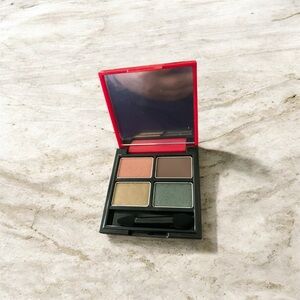 Vibrant Quad Eyeshadow Palette with Mirror